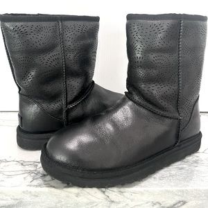 LIKE NEW UGG TRIANA SEAWEED PERF BOOT, SIZE 9